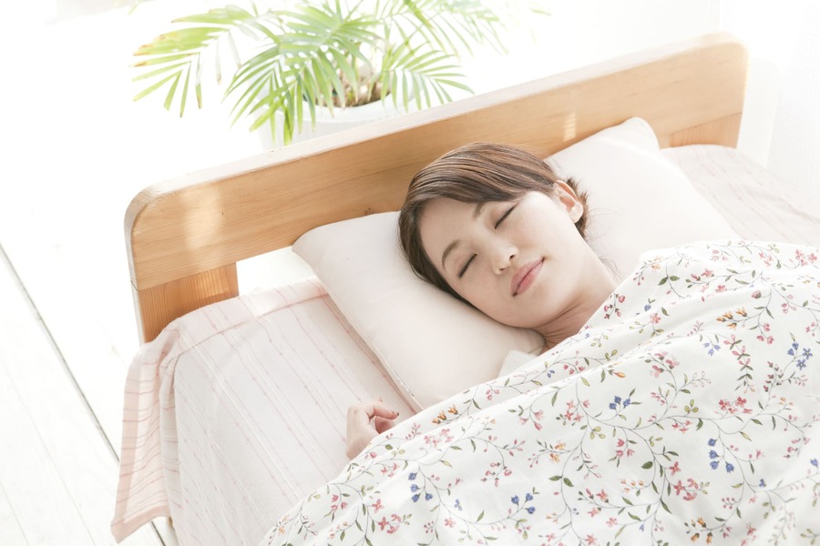 寝ている女性